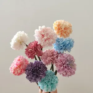 Mazzo di fiori artificiali crisantemi in seta colorati per la decorazione della casa
