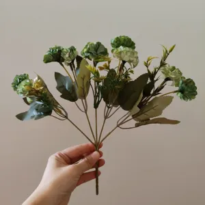 Detailaufnahme des 9-köpfigen grünen künstlichen Blumenstraußes für die Dekoration.