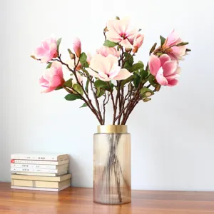 Künstlicher Magnolien Blumenstrauß mit gerippter Glasvase für Heimhochzeit und Tischdekoration.