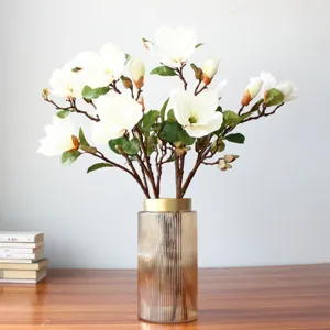 Künstlicher Magnolienblumenstrauß mit gerippter Glasvase, Detailaufnahme für Heimdeko.