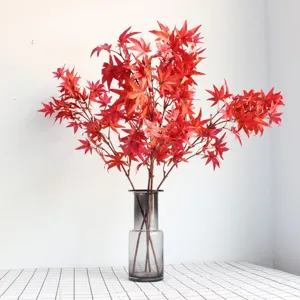 Kunstmatige rode esdoornbladtak voor huisdecoratie, bloemstuk en displayontwerp.