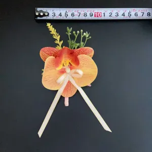 Boutonnière d'orchidée artificielle avec joli ruban pour costume de mariage et revers.