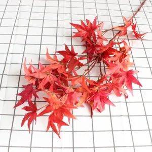 Kunstmatig rode esdoornblad tak voor huisdecoratie, bloemstukken en herfstfeest styling.