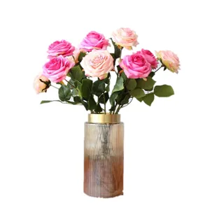 Meraviglioso bouquet di rose artificiali in vaso elegante, perfetto per decorare la casa.