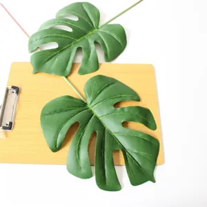 Dettaglio foglia di monstera artificiale, fogliame di pianta verde realista per composizioni.