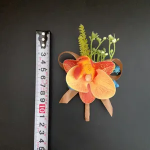Vue détaillée de la boutonnière en orchidée artificielle, corsage de mariage avec mesure.