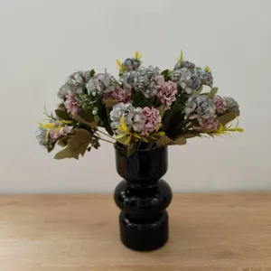 Kunstblumenstrauß mit schwarzer Vase, ideal für Tischdekoration und schöne Heimdekoration.