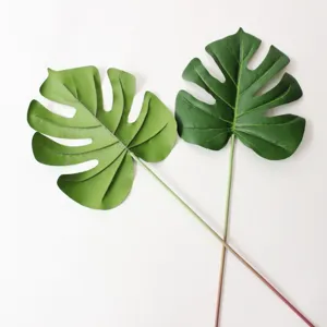 Finta foglia di monstera pianta verde accessorio per composizione floreale decorazione.