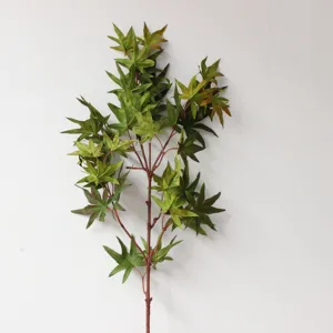 Kunstmatig esdoornblad tak voor huisdecoratie, groene en rode nep plant voor bloemstuk.