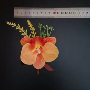 Vue détaillée de la boutonnière orchidée artificielle avec règle de mesure pour costume.