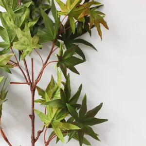 Kunstmatig esdoorn blad tak detail, neppe groene plant voor mooie interieur bloemdecoratie.
