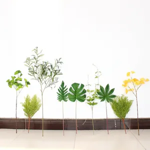 Foglie di monstera artificiali composizione floreale rami di piante finte decoro.