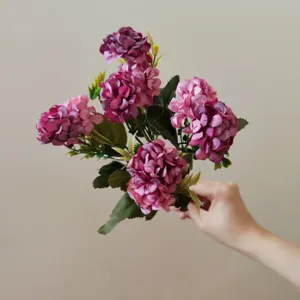 Detailaufnahme des lila künstlichen Hortensien Blumenstraußes mit neun Köpfen für Heimdekoration.