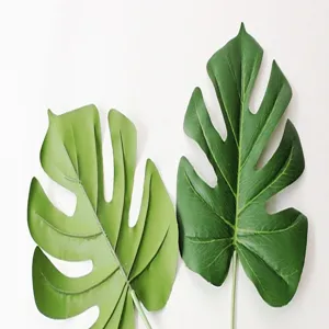 Vista dettagliata di foglia di Monstera artificiale, fogliame verde realistico per decoro.