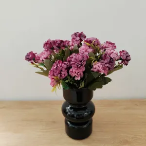 Künstliche Lavendel Ball Chrysantheme Seidenblumen in schwarzer Vase für Heimdeko DIY Hintergrund.
