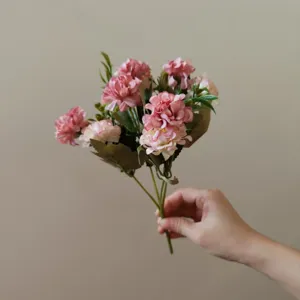Nahaufnahme des rosa künstlichen Blumenstraußes, elegante Dekoration für Zuhause.