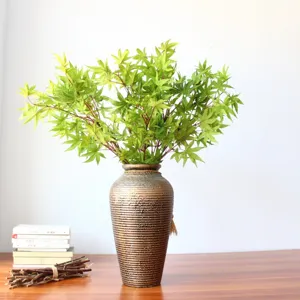 Kunstmatig esdoornblad groene plant bloemarrangement in keramische vaas voor decoratie