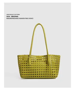 Green woven shoulder bag for women, retro intrecciato design casual tote bag daily use.