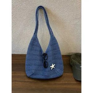 Borsa a tracolla hobo in crochet blu vista dettagliata, borsa in maglia casual estiva.