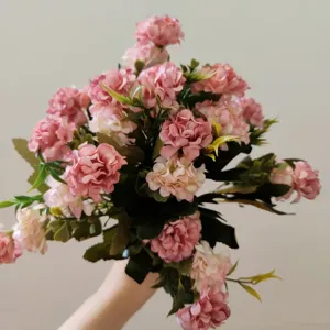 Künstlicher Blumenstrauß Detail, rosa Seidenhortensien mit grünen Blättern für die Heimdeko.