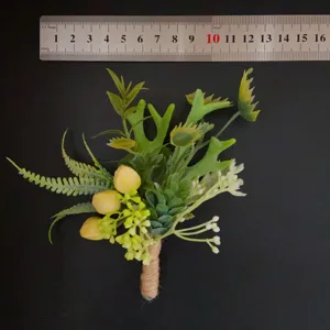 Nahaufnahme Detailansicht des künstlichen Eukalyptus-Ansteckers mit Juteschnurgriff.