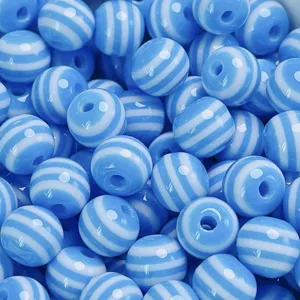 Perles rondes en résine à rayures bleues et blanches pour bracelets et accessoires bijoux.