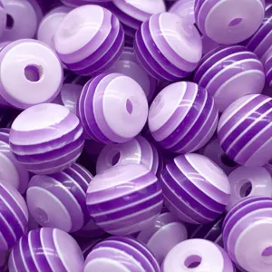 Vue détaillée de perles rondes en résine rayées, perles intercalaires pour bracelets DIY colorés.