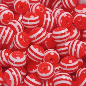 Perles rondes en résine à rayures rouges et blanches pour bracelets et breloques DIY.