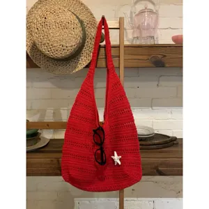 Borsa a spalla in maglia traforata rossa dettaglio, borsa mare estiva casual chic.