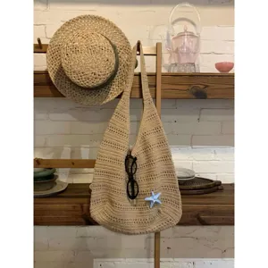 Vista dettagliata di una borsa in maglia stile coreano con ciondolo a stella e trama traforata.
