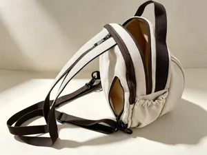 Petit sac à dos en toile avec bretelles marron contrastées, détail de voyage coréen mignon.