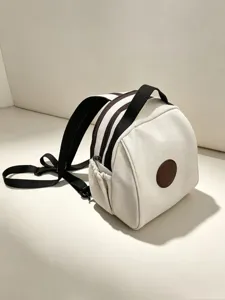 Vue détaillée d'un mini sac à dos en toile blanc et marron au style coréen mignon.