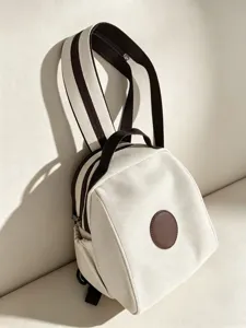 Détail du petit sac à dos en toile beige et marron, idéal pour les sorties quotidiennes et étudiants.