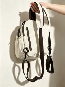 Détail du petit sac à dos en toile, design bicolore beige et marron, style mignon.
