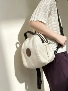 Vue détaillée d'un sac à dos en toile style coréen avec patch et bretelles en cuir marron.