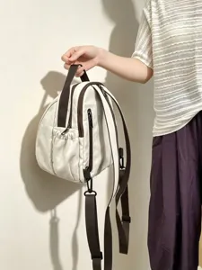 Vue détaillée d'un sac à dos en toile au design coréen élégant avec des lanières marron contrastées.