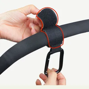 Gancho universal para carrito de bebe de cuero pu con mosqueton metalico resistente.