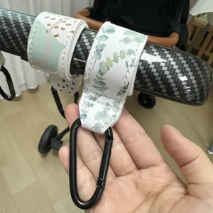 Detalle de gancho para carrito con correa de cuero PU y mosquetón negro en el mango.