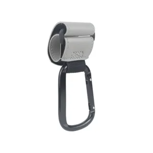 Gancho universal para carrito de bebé con correa de cuero PU gris y mosquetón negro.