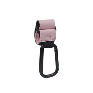 Gancho de cochecito de cuero PU rosa con mosquetón de metal resistente para uso universal.