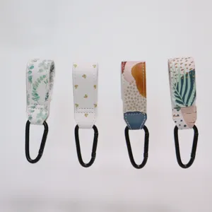Ganchos universales para cochecito de cuero PU con mosquetones metálicos negros.