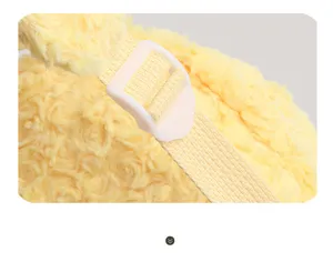 Gros plan sur la sangle réglable et la matière en peluche jaune douce du joli sac à dos.