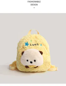 Détail sac dos ours peluche, matériau doux duveteux, design animal mignon, bretelles réglables.