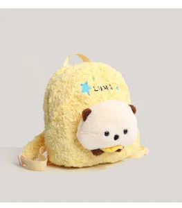 Gros plan du sac à dos en peluche duveteux jaune avec une jolie broderie de visage d'animal.