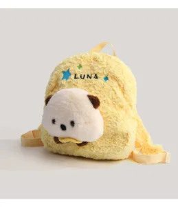 Détail du sac à dos en peluche jaune présentant un visage d'animal et la broderie LUNA.