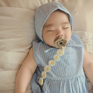 Baby pacifier clip strap with cute daisy design, newborn anti-lost teether chain accessory.