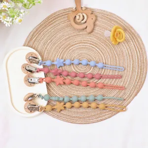 Silikon Schnullerband Set mit Sternen und Perlen in fünf schönen Pastellfarben für Babys.