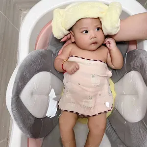 Vista dettagliata del morbido tappetino da bagno per neonati a fiore che sostiene il bambino.