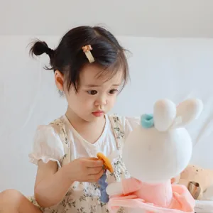 Baby Silikon Schnullerclip und Beißring Kette Detailaufnahme mit süßem Anwendungsszenario.