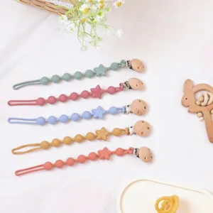 Buntes Silikon Schnullerketten Set mit niedlichen Sternperlen und Holzclips für Babys.